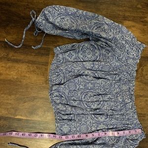 Cute crop top with the sleeves.